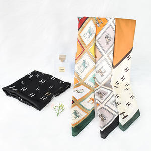 ผ้าพันคอสี่เหลี่ยมผ้าซาตินลายใบโคลเวอร์สี่แฉกสำหรับผู้หญิงผ้าพันคอชายหาดลำลองใส่ได้ทุกฤดูร้อนป้องกันแสงแดด - Product Image 5