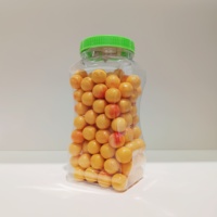 Bonbons à la fraise classiques et croustillants en gros, délicieux bonbons fruités dans un joli pot à la fraise