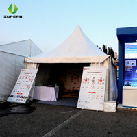 Stand d'exposition Pagode Blanche Personnalisé pour Salons Professionnels Technologiques avec Toit Pointu et Murs Fermés pour la Robotique