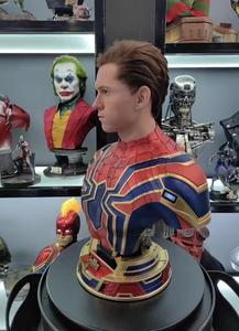 Buste hyper-réaliste de <span class=keywords><strong>Tom</strong></span> <span class=keywords><strong>Holland</strong></span>, sculpture Spider-Man grandeur nature de 80 cm, Polystone de qualité supérieure, pour collections de home cinéma - Product Image 4
