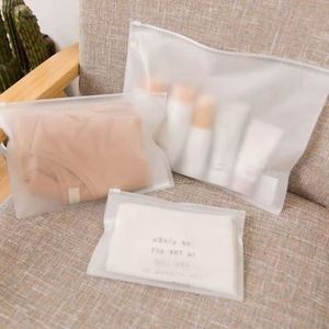 Sacs d'emballage en plastique refermables écologiques de différentes tailles avec fermeture éclair et logo personnalisé pour l'emballage des vêtements - Product Image 5