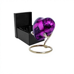 La urna de recuerdo Angel Forever Heart con soporte y caja Honra a tu ser querido con Mini urna Heart Cremation Urn Red Glossy Marble - Product Image 1