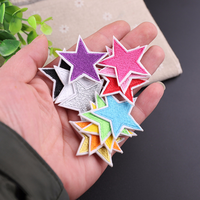 Patchs brodés étoiles colorées 4,2x4,9 cm à thermocoller pour vêtements et sacs, badge décoratif