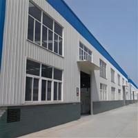 Entrepôt et atelier industriels modernes en structure métallique préfabriquée