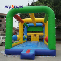 Grand jeu de sport d'interaction parcours d'obstacles gonflable pour adultes jeux de défi de balle d'oscillation gonflable parc d'attractions gonflable