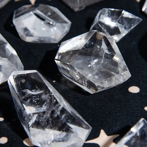 คริสตัลควอตซ์ใสสีรุ้งธรรมชาติขายส่ง งานฝีมือคุณภาพสูง แกะสลักด้วยมือ รูปทรงอิสระ หินบำบัด วินเทจ เฟิงสุ่ย - Product Image 4