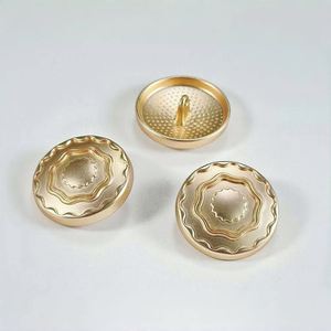 กระดุมโลหะสเวตเตอร์กันลมลายคลื่นสามมิติสไตล์คลาสสิกเย็บด้วยมือ - Product Image 4