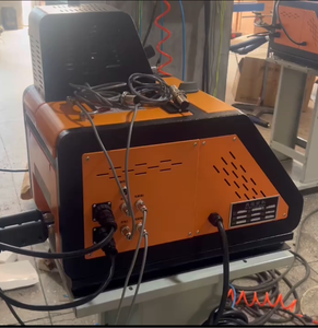 Machine de distribution automatique de colle adhésive thermofusible CNC à buse en forme de ligne de 6 litres pour boîtes/caisses en bois - Product Image 5