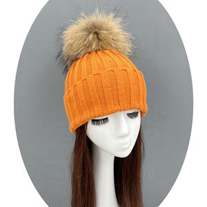 Janefur Bonnet unisexe personnalisé pour adulte Tuque détachable en <span class=keywords><strong>fourrure</strong></span> de raton laveur Pompons pour femmes Bonnet tricoté pour femmes - Product Image 1