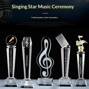 Trofeo Musical de Cristal Personalizado para Competencia de Canto con Diseño de Micrófono Dorado, Premios de Competencia Musical Gratuitos - Product Image 2