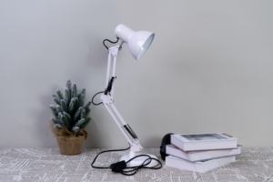 Lámpara de Escritorio con Brazo Oscilante de 110-240V con Base y Abrazadera - Product Image 6