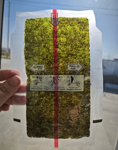 สาหร่ายโนริอบแห้งออร์แกนิคแบบสามเหลี่ยมสำหรับทำโอนิกิริ บรรจุถุง - สาหร่ายโนริสำหรับซูชิ 100% จากธรรมชาติ ดีต่อสุขภาพ อร่อย ได้รับการรับรองโคเชอร์ ฮาโอนิง - Product Image 5