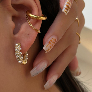 Pendientes de Aro Personalizados, Elegantes y Resistentes al Deslustre, Chapados en Oro de 18K, de Acero Inoxidable Brillante con Circonita y Perla - Product Image 2