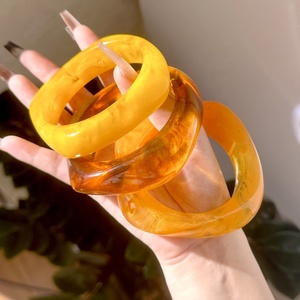 กำไลข้อมือแฟชั่นสำหรับผู้หญิงกำไลข้อมือสีอะคริลิคเรซิ่นรูปทรงเรขาคณิต - Product Image 1