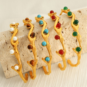 Brazalete con incrustaciones de turquesa en tono dorado, diseño abierto, joyería unisex - Product Image 2