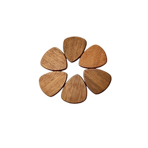 Eco-friendly plettro per <span class=keywords><strong>chitarra</strong></span> in legno massello naturale lucidato Regalo per il 5 ° anniversario per lui o il suo artigianato artigianale in legno - Product Image 5