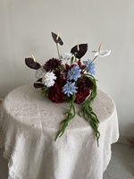 Arrangement d'Anthurium Bourgogne, Petite Boule de Fleurs de 30 cm avec Centre de Table Dahlia Bleue, Décoration de Mariage