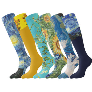 KTS202 OEM Personnalisé Genou Haute Célèbre Art Peinture Impression En Vrac En Gros Sublimation 3d Imprimé Faites Vos Propres <span class=keywords><strong>Chaussettes</strong></span> Pour Hommes Femmes - Product Image 1