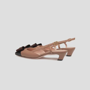 Sandales à talons bas pour femmes avec bride arrière, décorations métalliques, bout carré et style slingback - Product Image 3