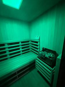 Sauna Exterior Híbrida de Cedro Rojo con Calentador de Torre Tradicional de 6.8KW, Infrarrojo de Bajo ELF, Directo de Fábrica OEM Himalaya Icetech - Product Image 6