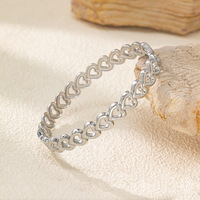 Bracelet à fermoir cœur ajouré en acier inoxydable électroplaqué, inaltérable, haut de gamme, style jeune fille, Dongguan
