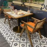 Table carrée en bois et chaise en rotin de style moderne pour café et salon de thé, canapé en cuir, mobilier de restaurant