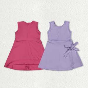 Vestido 2 en 1 de color sólido para niñas pequeñas con pantalones cortos incorporados, lazo lateral, sin mangas, estilo casual deportivo. - Product Image 1