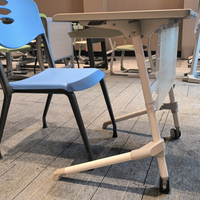 Table et chaise d'école modernes gris foncé, durables, réglables en hauteur, plateau en bois, pieds en métal, taille personnalisable pour l'école primaire
