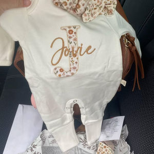 Kaiyue eleganti vestiti per bambini di marca con Logo personalizzato a manica lunga ricamato autunno inverno in cotone bianco con dormienti eleganti tutine per bambini - Product Image 6