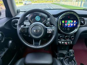 BMW <span class=keywords><strong>Mini</strong></span> <span class=keywords><strong>Cooper</strong></span> S 2.0T Turbo Quatre cylindres Gauche Cuir Foncé R17 Transmission Automatique Élégante Deux portes Hayon 2022 d'occasion - Product Image 4