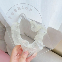 Neuer, leuchtend farbiger Chiffon mit eingelegten Diamanten. Ausgestellte, plissierte französische Spitze für eine stimmungsvolle Atmosphäre