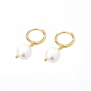 Pendientes de Aro Chapados en Oro de 18k Vintage con Perlas de Agua Dulce para Mujer - Product Image 1