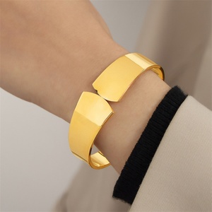 Joyería Minimalista de Lujo, Elegante Brazalete Geométrico de Acero Inoxidable Chapado en Oro - Product Image 5