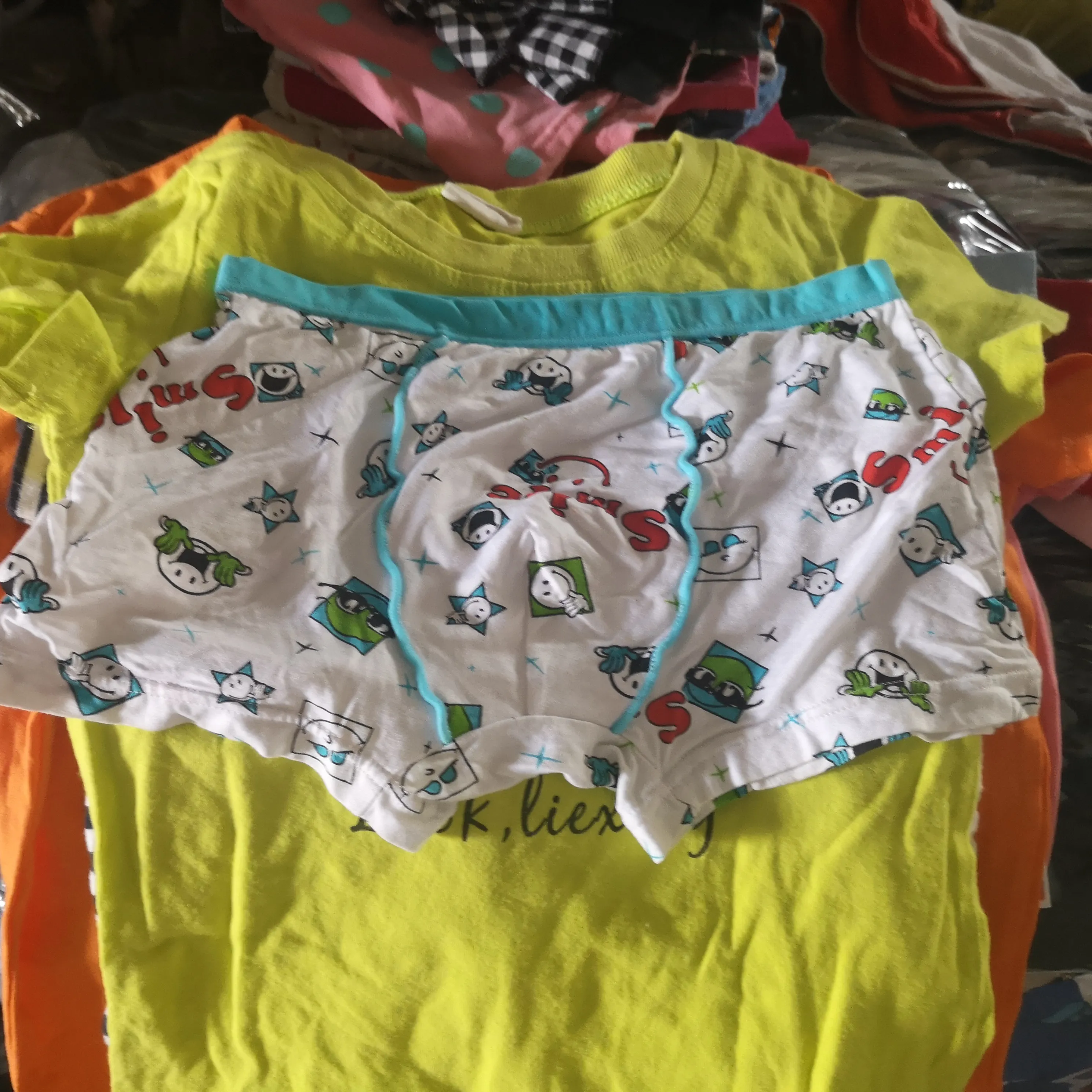 चीन से दूसरे हाथ गांठें बच्चे में कपड़े का इस्तेमाल किया बिक्री पर clotheing