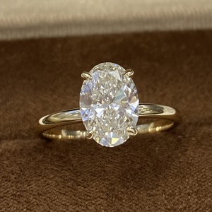Anillo de Compromiso Hecho a Mano con Diamante Cultivado en Laboratorio de Corte Ovalado Estrella, Certificado IGI, Oro Sólido de 18K para Mujer - Product Image 1