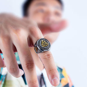 Joyería de acero inoxidable hecha a mano vikingo Valknut Futhark runas Odín anillo Nórdico - Product Image 5