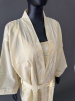 Elegante bata de algodón amarillo con bordado y ribete de encaje