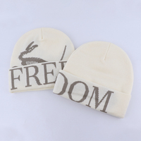 Fabricant BSCI, vente en gros, bonnet d'hiver chaud beige unisexe, 100% acrylique, bonnet tricoté personnalisé, logo jacquard, bonnet à revers personnalisé