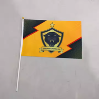 Drapeaux à main personnalisés imperméables avec logo imprimé en polyester pour les défilés, les célébrations, les événements en plein air
