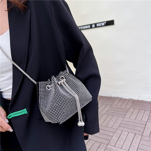 <span class=keywords><strong>Bolat</strong></span> - Bolsos de Hombro de Moda para Niñas, Diseño Moderno, con Diamantes, Cadena de PU Suave, Decoración de Remaches, 17X13X9cm - Product Image 4