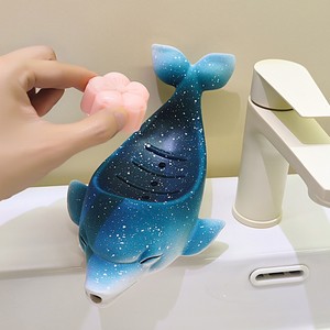 Jabonera de Cerámica con Diseño de Delfín Estrellado y Drenaje - Decoración de Baño con Temática Oceánica Cósmica y Porta Jabón - Product Image 1