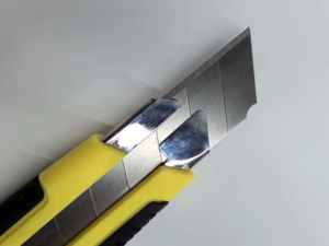 Coltello multiuso in acciaio inossidabile con impugnatura antiscivolo, pulsante di blocco, lama seghettata da 0,7 mm, taglierina per carta da parati da 175 mm, 2 lame, fai da te - Product Image 3