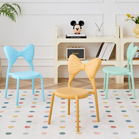 Chaise en PP Empilable Design Moderne Colorée Personnalisable pour Enfants Bébés, Portable pour Maison, Chambre, Cuisine, Salon, Hôtels et Parcs