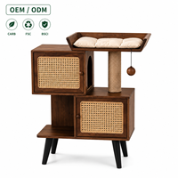 OEM ODM Meuble pour chat avec table d'appoint, ton bois de noyer, portes en rotin tressé, colonne à gratter et maison cachée, vente en gros