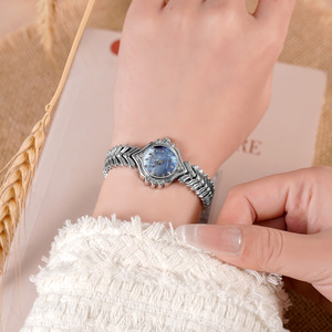 Montre en alliage pour femme Goldie Fashion, cadran en nacre, bracelet en queue de poisson, aiguille lumineuse, montre à quartz haut de gamme de luxe - Product Image 6