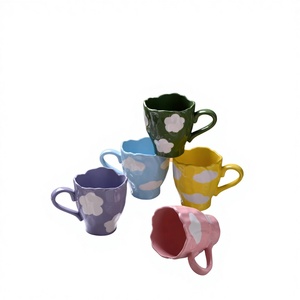 Mug artisanal style Ins, frais et simple, minimalisme moderne, ciel bleu, nuages blancs, fleurs créatives peintes à la main, tulipes - Product Image 1