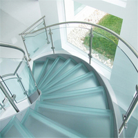 Zeitgenössisches Glas-Stufen-Treppensystem mit Gebogener Form für Hochwertige Wohnbereiche