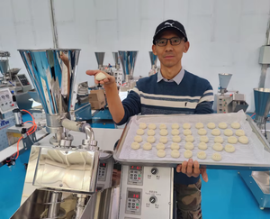 Machine automatique de fabrication de petits pains farcis pour restaurants, machine à momo, machine à dumplings, machine à baozi et xiaolongbao, en acier inoxydable de qualité alimentaire - Product Image 3
