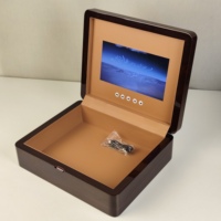 Boîte cadeau vidéo en bois brillant avec écran LCD, doublure en PU, logo personnalisé, couvercle à charnière pour chocolats, cadeaux de luxe pour la Saint-Valentin, le Ramadan et l'Aïd