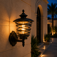 Lanterne murale décorative d'extérieur avec cadre en métal en spirale pour l'éclairage des jardins de villas